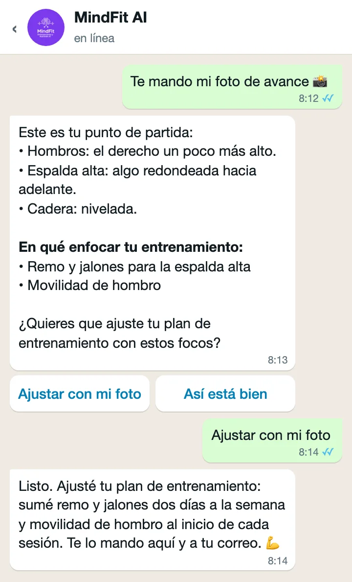 Ejemplo de conversación en WhatsApp: MindFit AI describe una foto de avance y ajusta el plan de entrenamiento