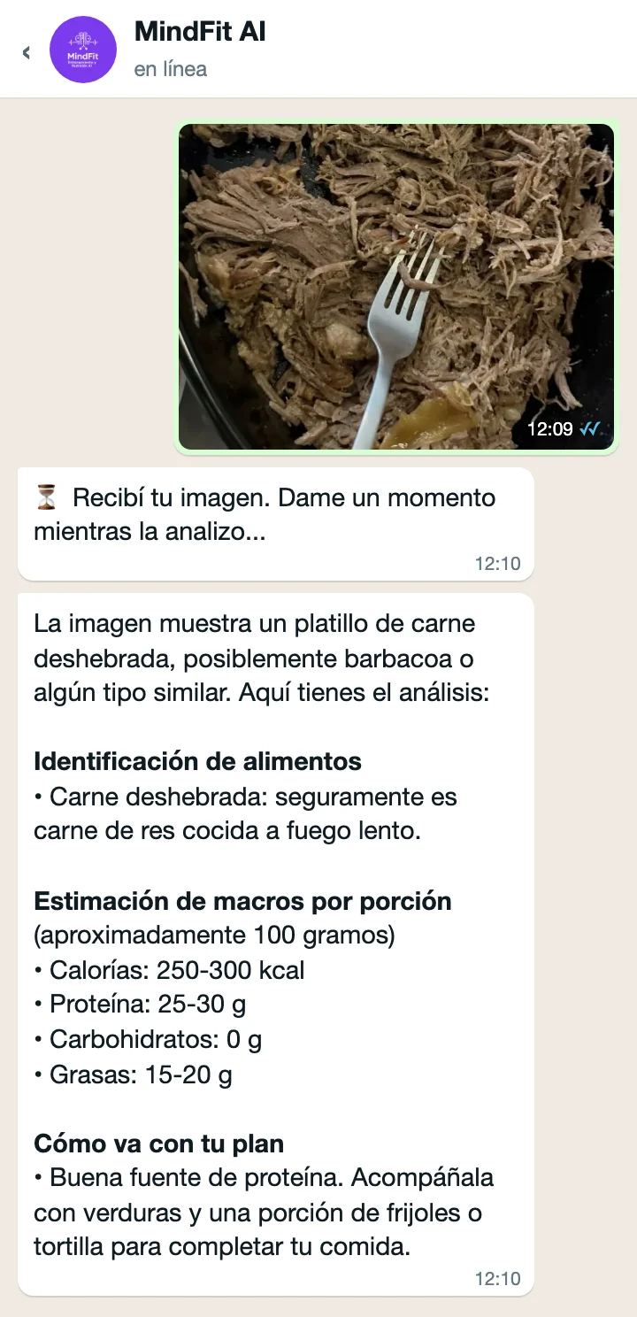 Ejemplo de conversación en WhatsApp: MindFit AI analiza la foto de una comida